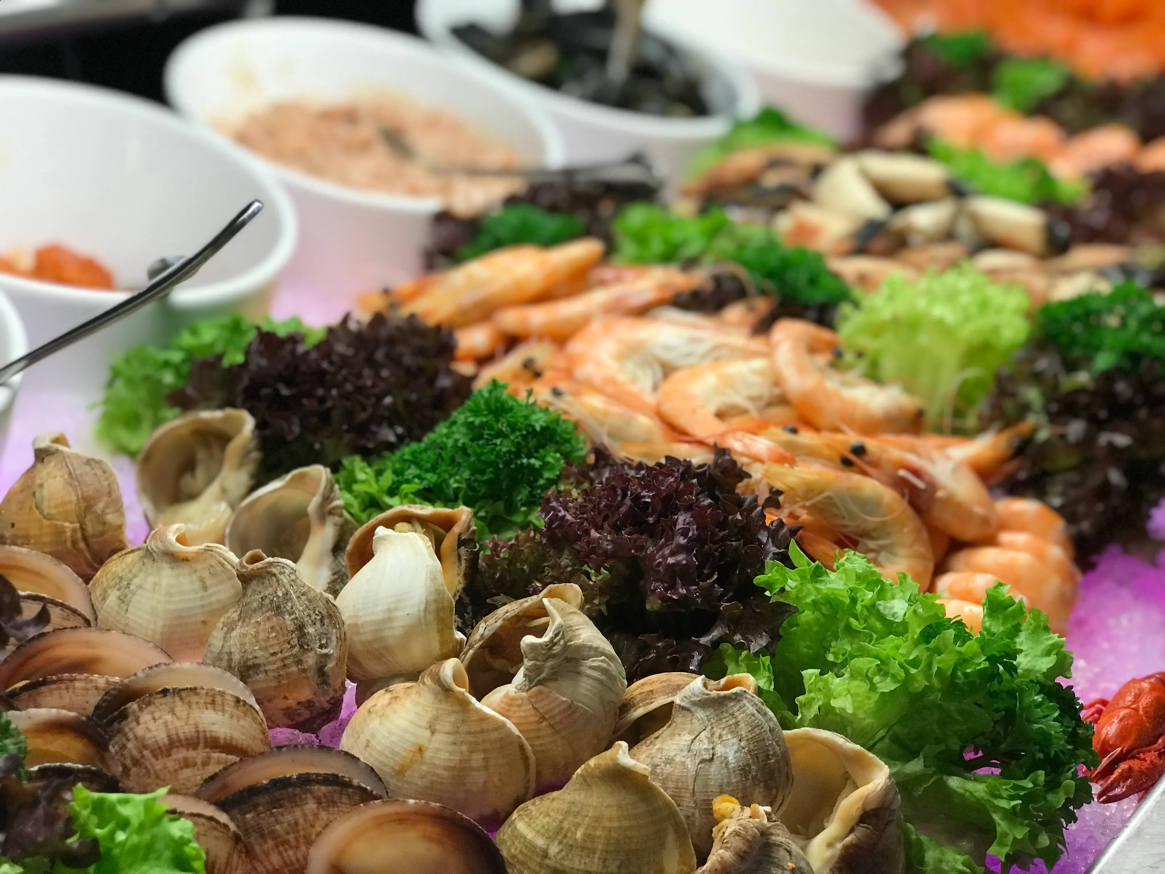 Fruits de Mer: Een koud schaal- en schelpdierbuffet: verse oesters, krabklauwen, langoustine, garnalen en gerookte zalm.