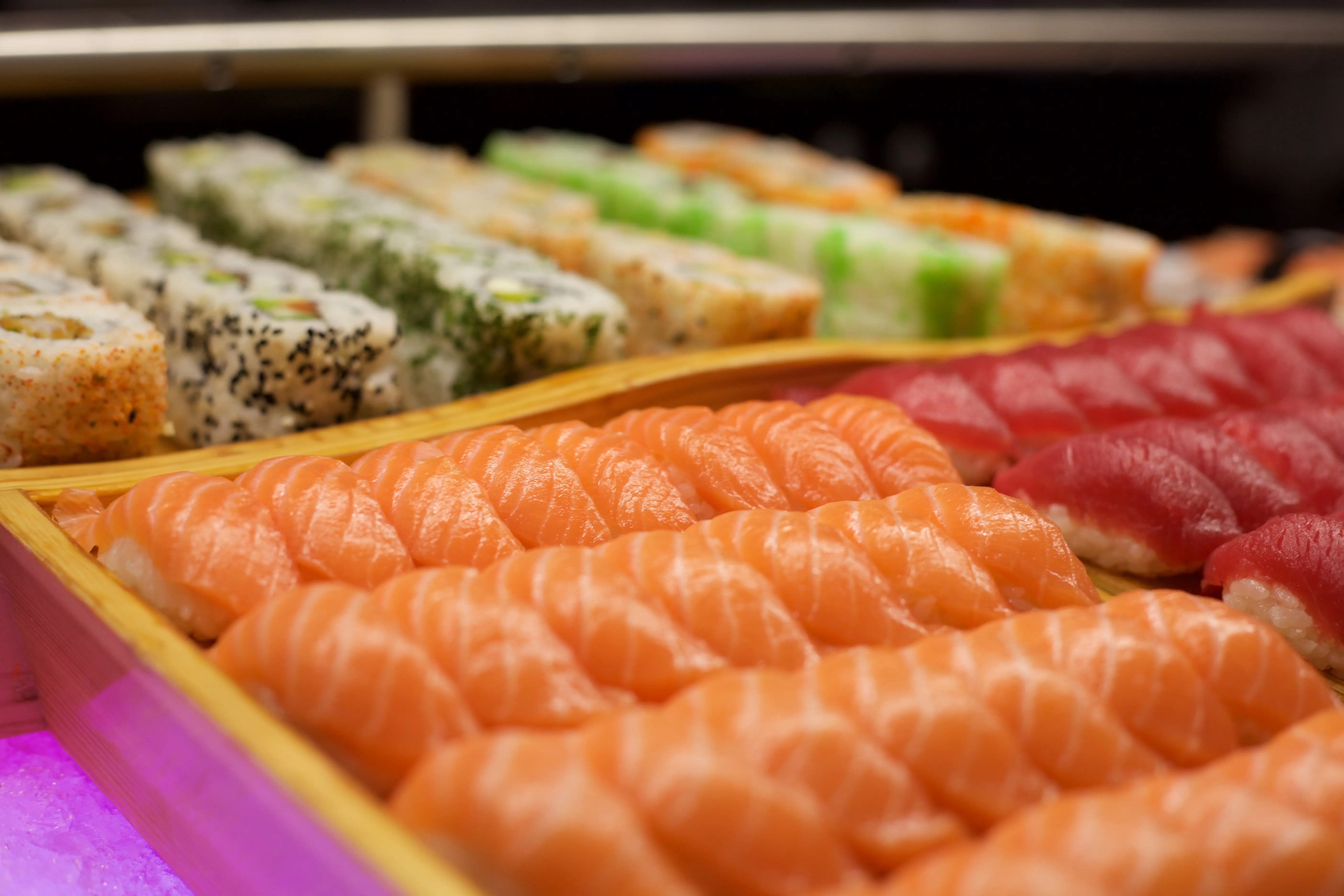 Sushi: Vers bereide sushi en sashimi van het sushi-station.