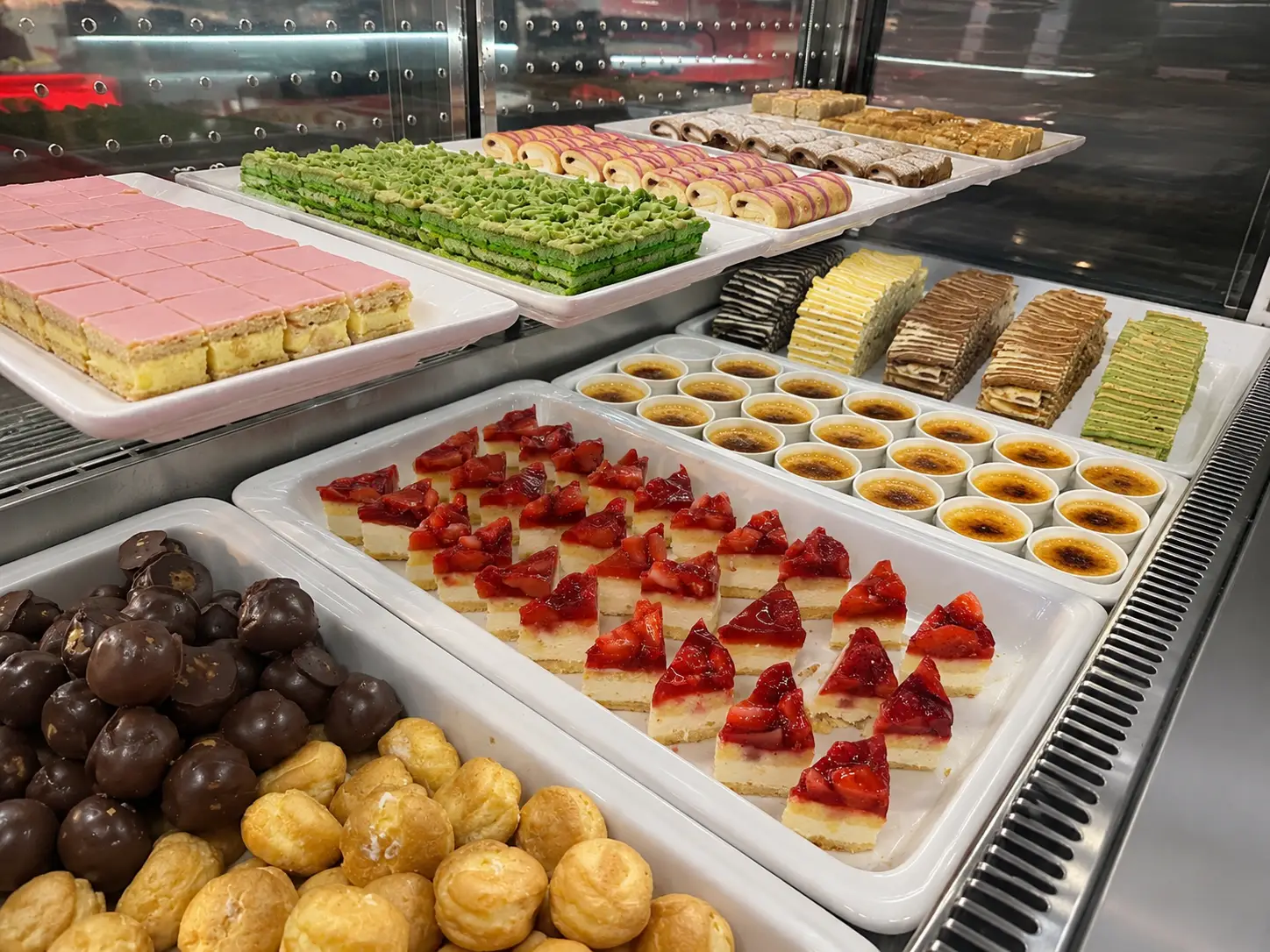 Desserts: Zoete afsluiters: een dessertbuffet, vers fruit, ijs, een chocoladefontein en Slush Puppy.