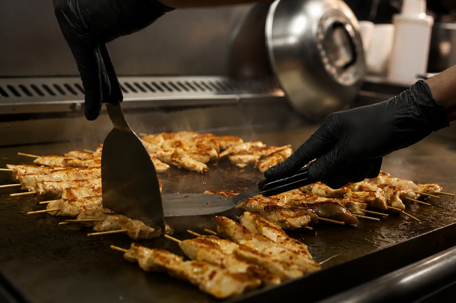 Wereldkeuken: Internationale gerechten, een live wokstation, Chinese klassiekers, de grill en teppanyaki van vlees en vis.